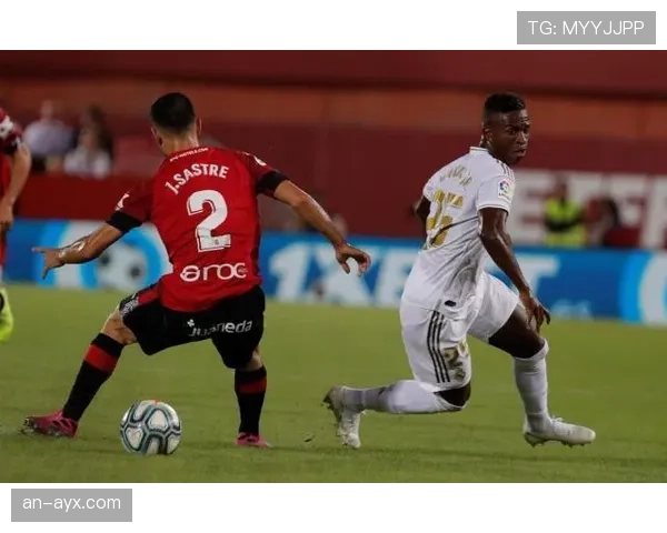 维尼修斯技术动作慢镜分析：盘带突破与变向细节展现个人能力