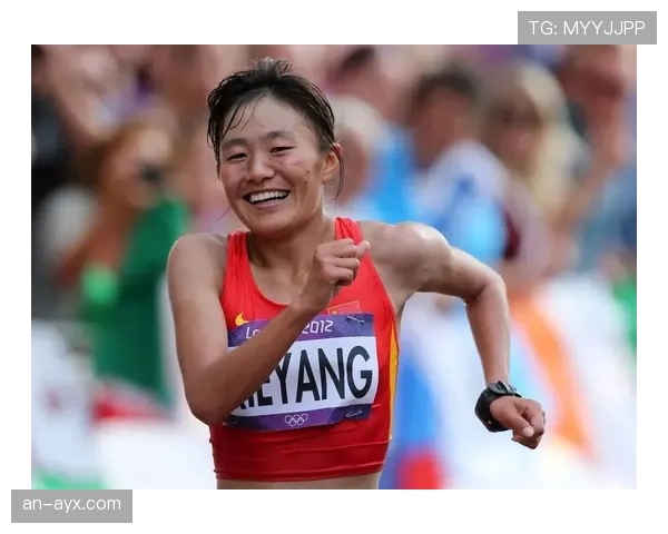 山口茜训练完直接啃冰块降温，这自律狠人连喝水都要算卡路里？